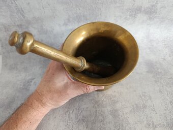 Starý mosazný mažiar s tloukem a erbem - 3