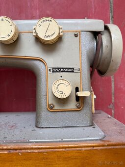 starý šijací stroj Podolsk 142 – funkčný, retro kúsok - 3