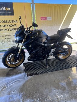 Suzuki GSR 750 - 3