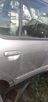 Predám Nissan Primera v celku na náhradné diely 100€ - 3