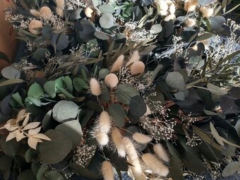 Vyzdoba na hlavny svadobny stol zo stabilizovaneho eukalyptu - 3