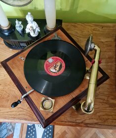 Historicky gramofon na kluku 1920 - 1930 - 3