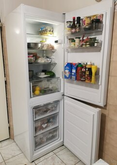 Predám chladničku s mrazničkou Whirlpool W5 821E W 2 - 3