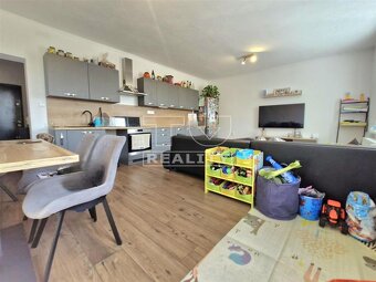 Kompletne zrekonštruovaný 2-izbový byt 65 m2 na predaj –... - 3
