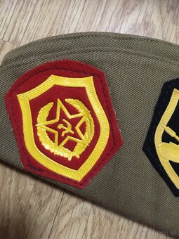 Sovietska lodička s vojenskými nášivkami a odznakmi - 3