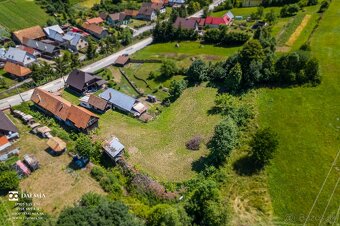 Veľkorysý pozemok so starším domom a garážou - 3