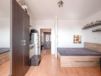 Slnečná garsónka s priestranným balkónom pri električkovej t - 3