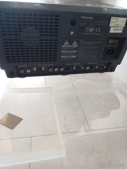 Toshiba TLP 411 SVGA LCD prezentacny projentor na opravu - 3