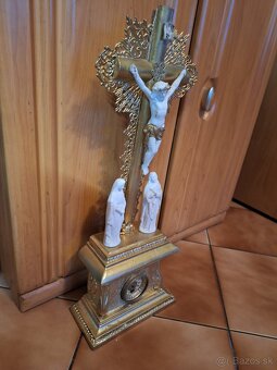 Starý oltár s hodinami - 3