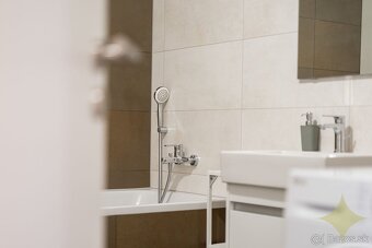 Ponúkam na prenájom dvojizbový byt s garážovým státim v poly - 3