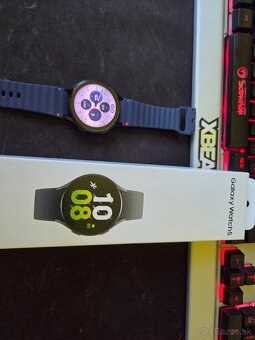 Samsung watch 5 44 lte čierne s dokupeným modrým remienkom č - 3