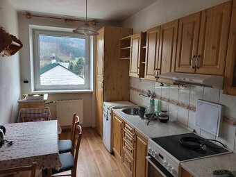 Výborný byt aj s výťahom na námestí vo Valaskej za dobrú cen - 3