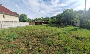Stavebný pozemok s prípojkou elektriny a vody s novým kamenn - 3
