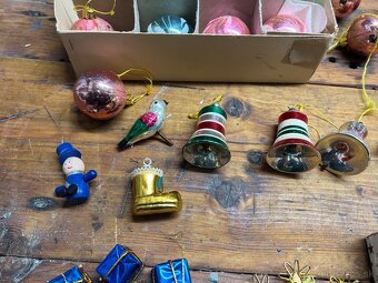 Sklenené ozdoby a kovové zvončeky. - 3
