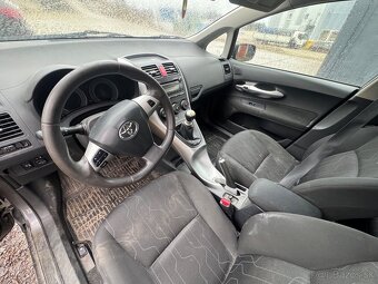 Toyota auris 2010 - 3