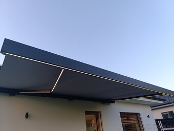 Kazetová markíza 5 x 3 m cierna elektrickým pohonom a LED os - 3