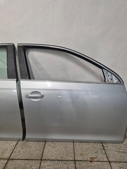 Predám dvere na Volkswagen Jetta mk5 STRIEBORNE - 3
