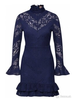 Tmavomodré čipkované kokteilové šaty Love Triangle - 3