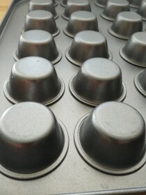 Predam tazku kovovu formu na male cupcakes - 3