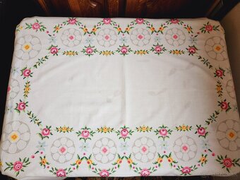 Nádherný biely bohato zdobený obrus, posiaty ružovými a žltý - 3