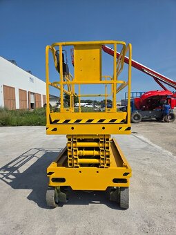 Nožnicová pracovná plošina Haulotte Compact 12 - 3