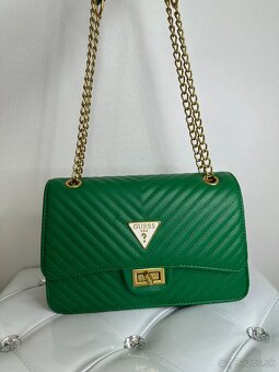guess kabelka zelena crossbody - 3