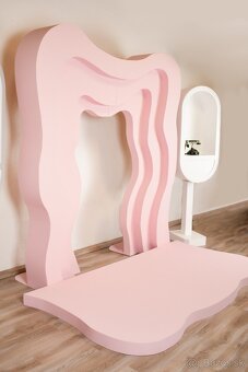 Drevené rekvizity, paravany a pódia.
 - 3