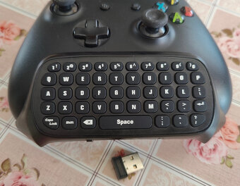 Xbox prislusenstvo - ovladac, akumulator, klavesnica... - 3