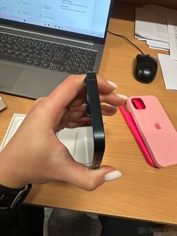 predám iPhone 13 128GB prasknuté sklo na fotoaparáte 0,5 - 3