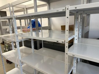 Predám 2 biele kovové regále – plechové police - 3