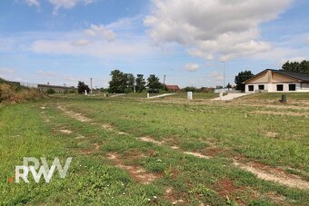 VLČKOVCE - nová štvrť - pozemok 700 m2 - všetky IS - 3