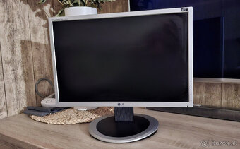 Predam monitor LG k PC velkost 19" - 3