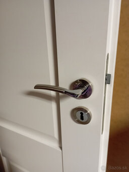 Biele dvere drevené so zárubňou 65 cm - 3