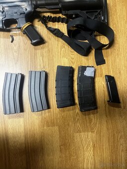 airsoft M4 1:1 celokov – odtrhnutá spúšť + zásobníky + výbav - 3