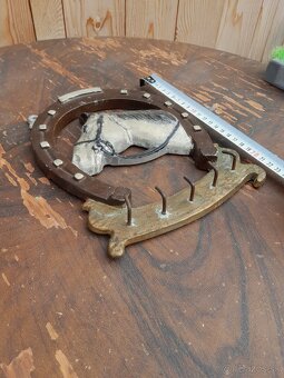 Predám vešiak na kľúče v tvare podkovy - 3