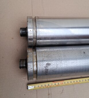 Predám oceľové valce ... ø-85mm...dĺžka-880mm... ø-na ložisk - 3