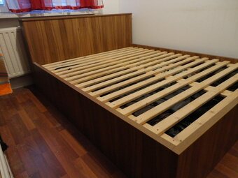 Spálňa drevená - posteľ, komoda, stolík - 3