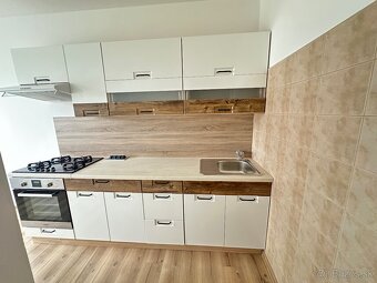 Na predaj krásny zrekonštruovaný 3 izbový by na 2.poschodí - 3
