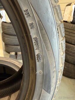 285/40R22 - 3