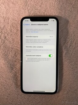 Apple iPhone XR 64GB - 3