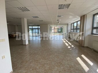 Na prenájom pekný obchodný priestor o rozlohe 250m2 v Rimav - 3