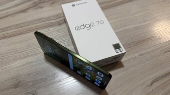 Novinka Motorola Edge 70 zelenej farby + sluchadla + hodinky - 3