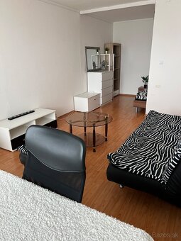 celý byt 50 m2 dám v KE do nájmu len študentkám SŠ - 3