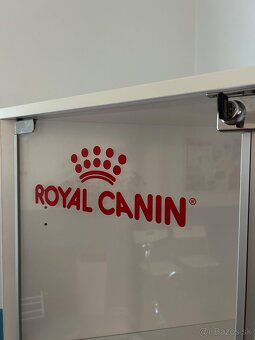 Rohová vitrína Royal Canin - 3