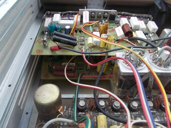 Home - made zosilňovač 2x500W v skrinke zosilňovača TESLA DI - 3