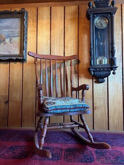 Starožitné hojdacie kreslo – masívne drevo (450 €) - 3