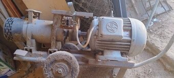 Predám elektromotor 3 kw 1430 ot/min na vozíku - 3