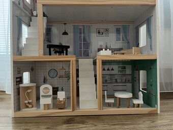 Drevený domček aj s bábkami - 3