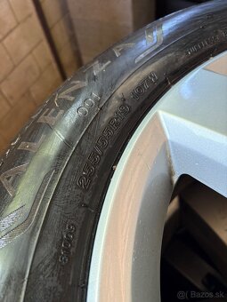 VW R19 5x130 original s letnymi pneu - 3