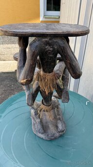 Na predaj: Originálny africký ručne vyrezávaný stolík - 3